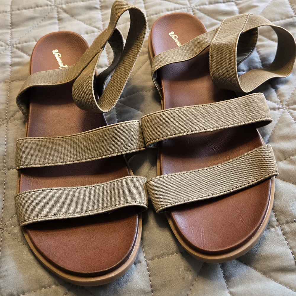 Universal Thread Casual Sage Green Sandals